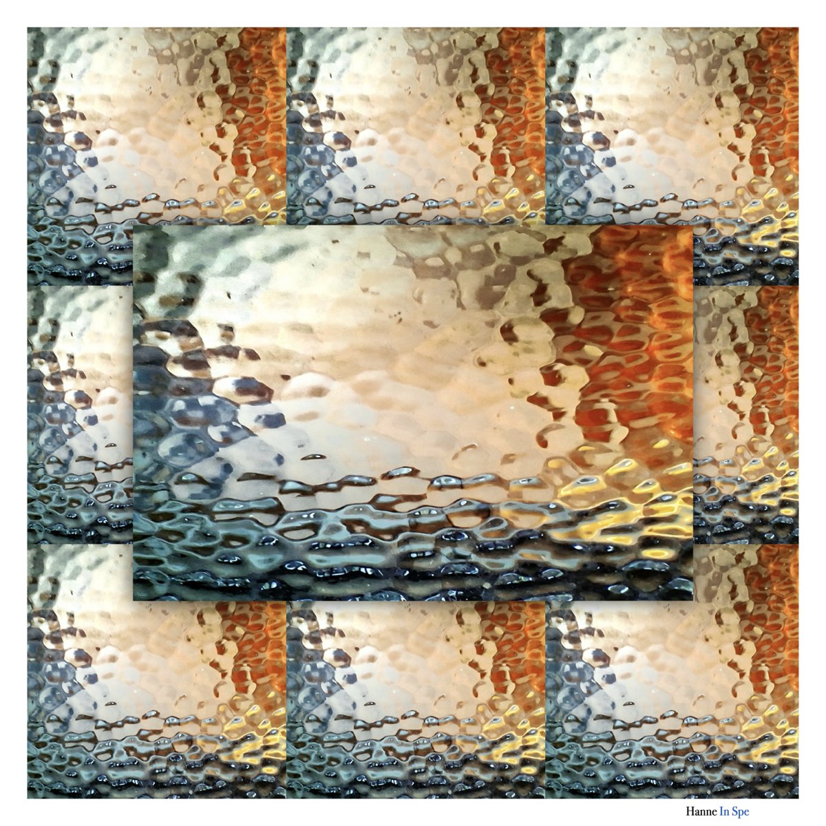 Coverbillede til In Spe: håndlavet fotografi af en oplyst, struktureret overflade med farvede refleksioner i blå, sand og orange